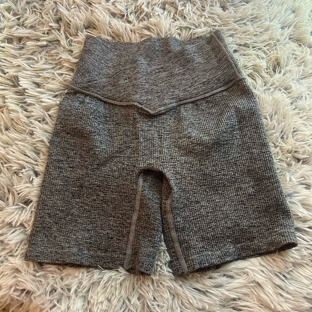 Very new, have only been worn once. It’s a cross on the hip!